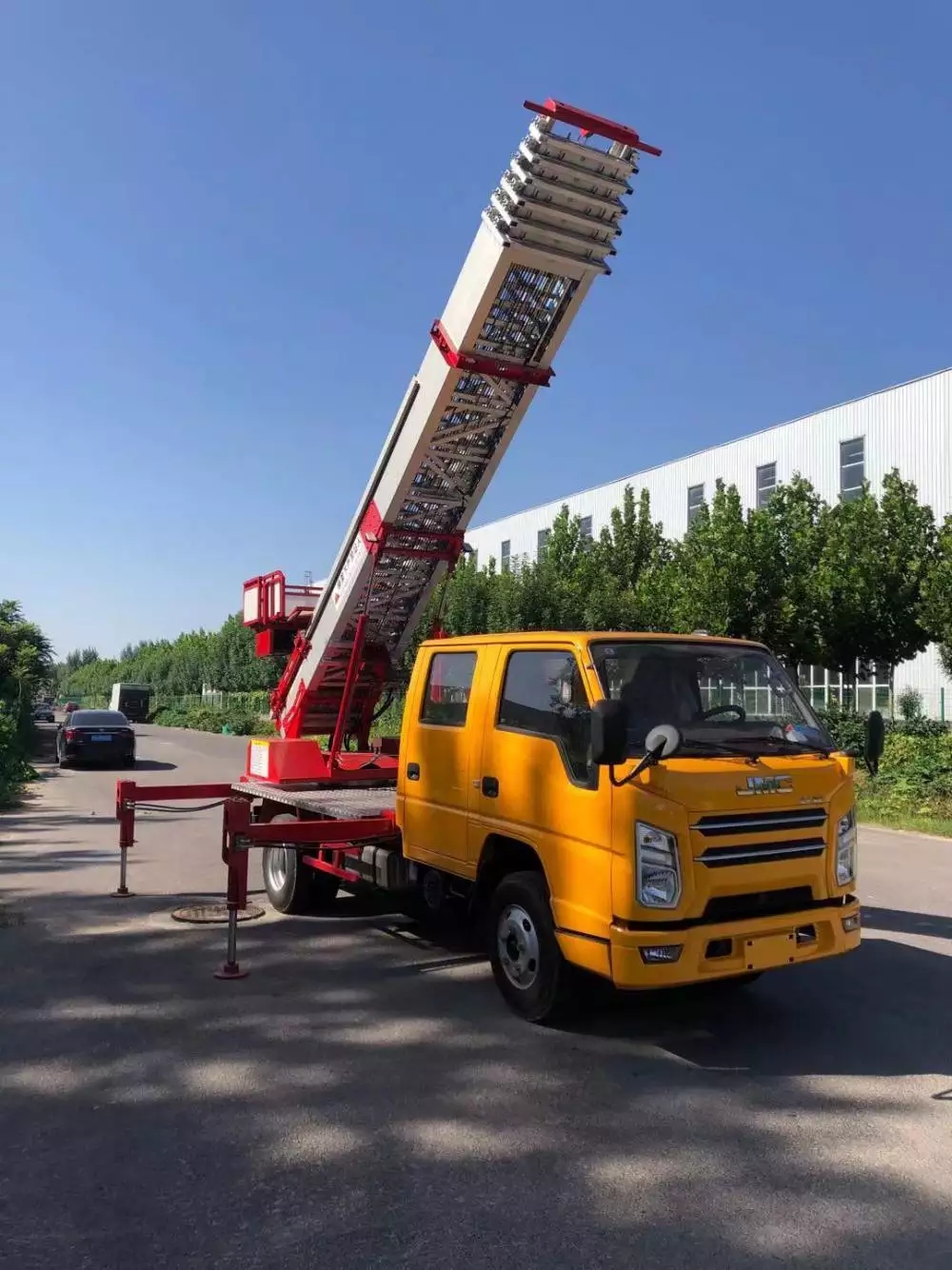 秭归附近的云梯车出租服务：轻松解决高空作业需求